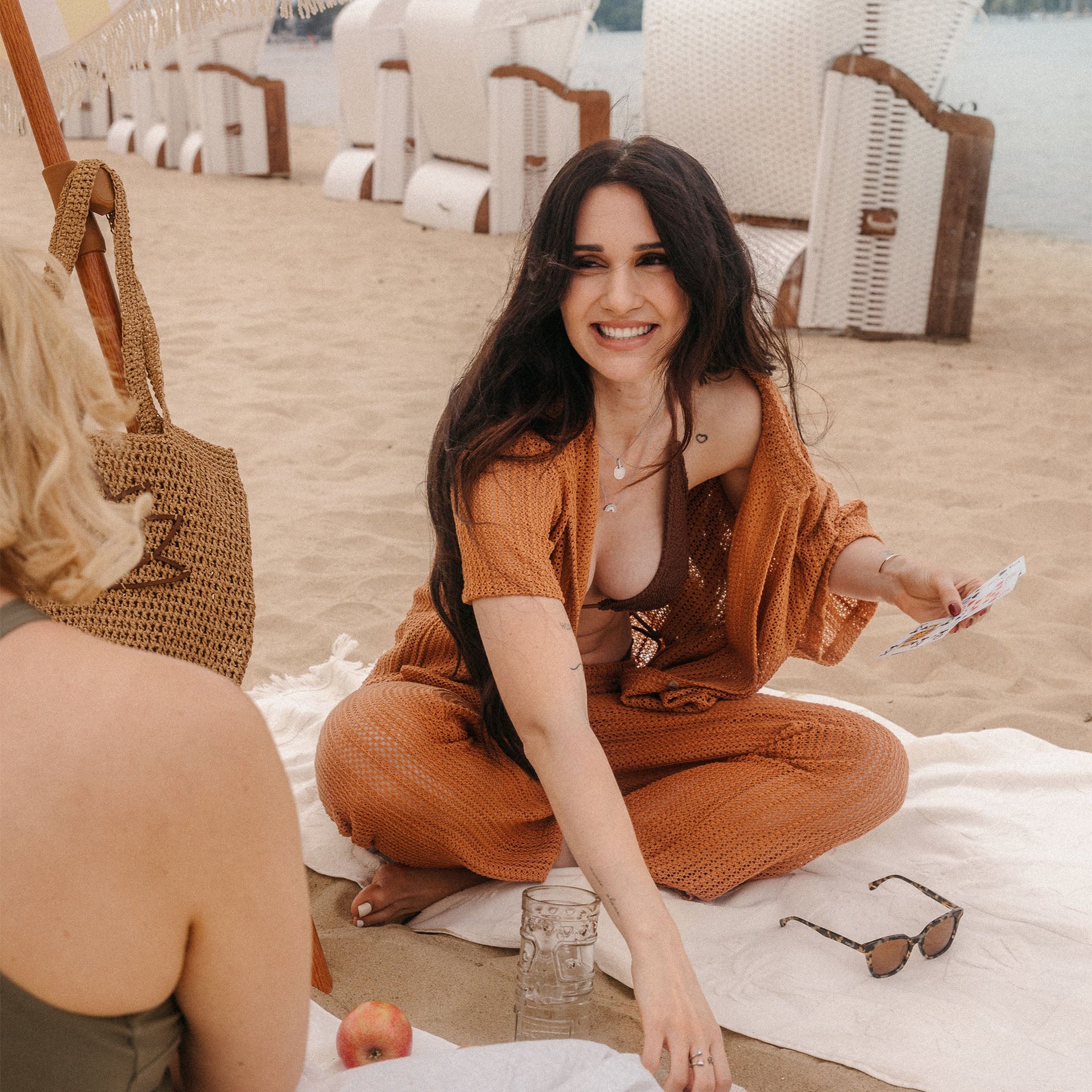 Shine From Within Armreif aus goldvergoldetem Edelstahl mit Zirkonia, getragen am Handgelenk, strahlt feminine Leichtigkeit.