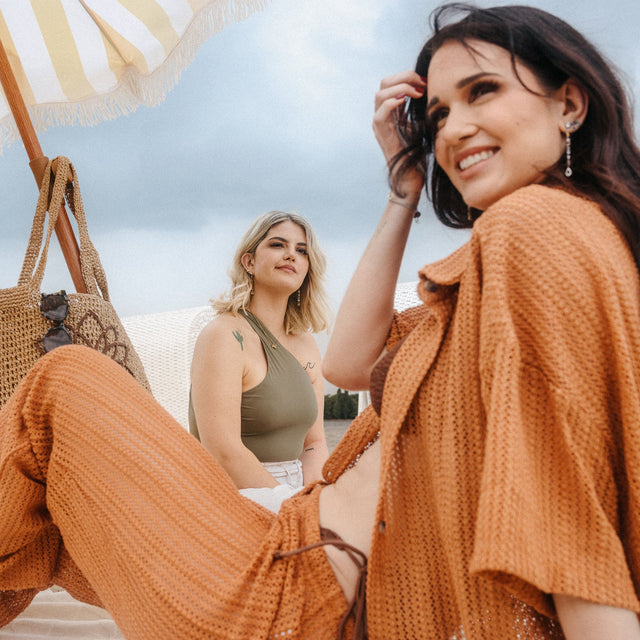 Vivid Ohrringe von PURELEI mit bunten Zirkoniasteinen, goldfarben, sommerlich und elegant im Strand-Ambiente getragen