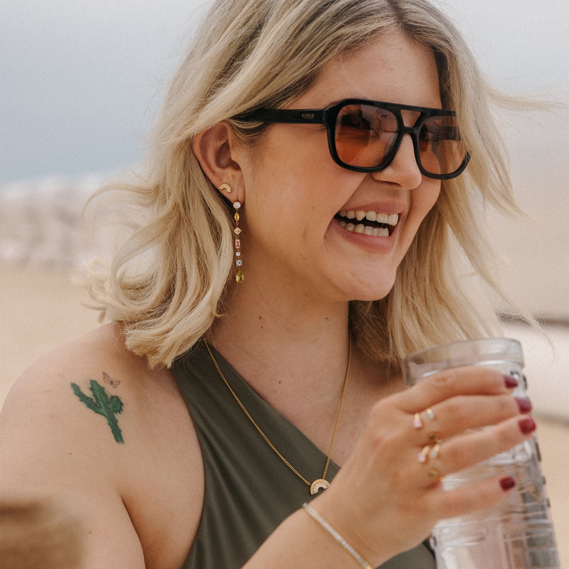 Elegante, roségoldene Ohrringe mit funkelnden Details, getragen von einer lächelnden Frau, PURELEI.