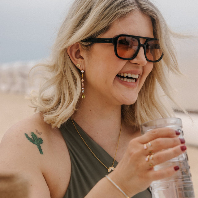 Vivid Fusskettchen mit bunten Zirkoniasteinen in Edelstahl, sommerlich leicht, PURELEI-Style am Strand getragen.