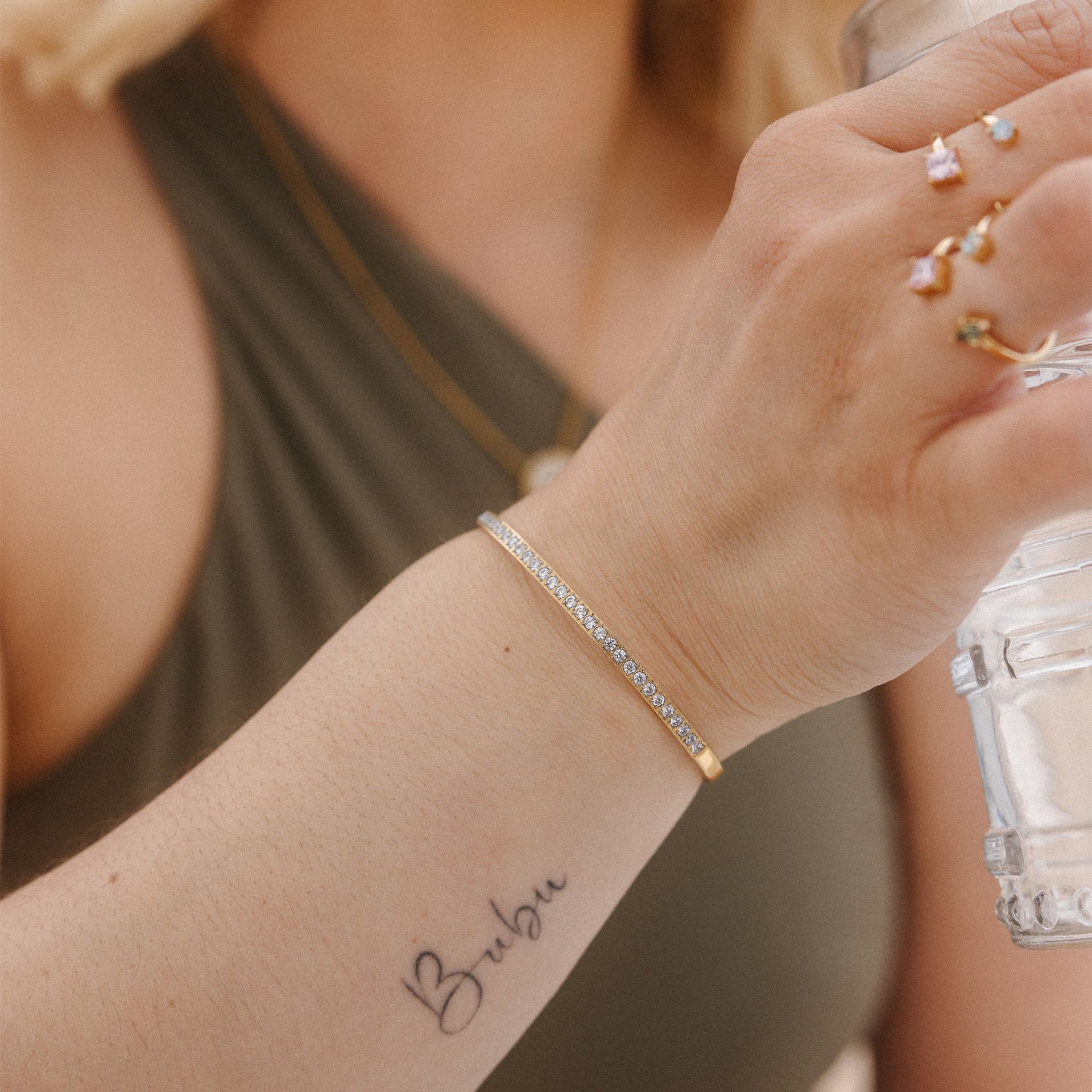Roségoldenes Armband mit funkelnden Steinen, getragen am Handgelenk – PURELEI.