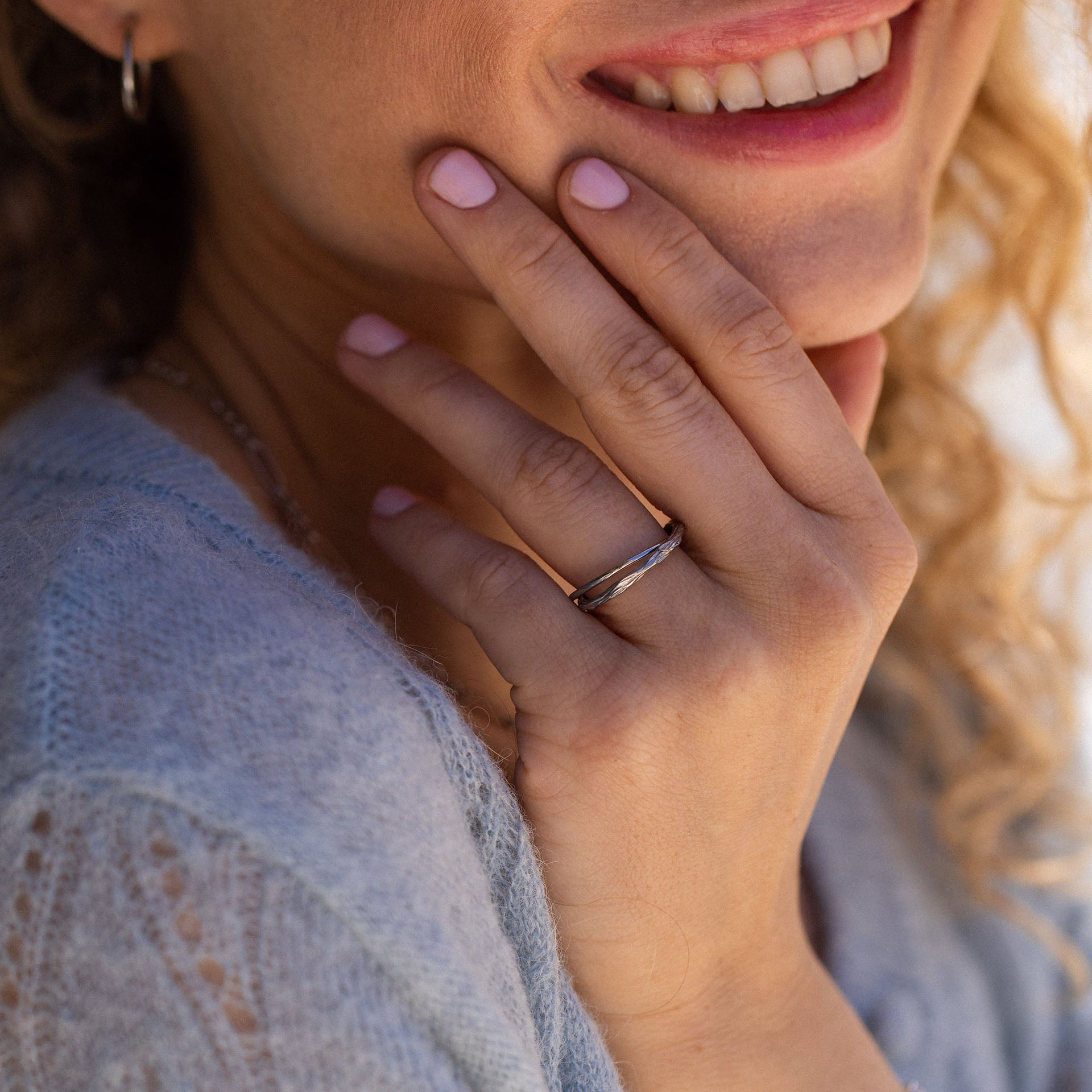 Double Match Anxiety Ring von PURELEI in gehämmertem Gold-Silber-Mix, feminin und elegant am Finger getragen.