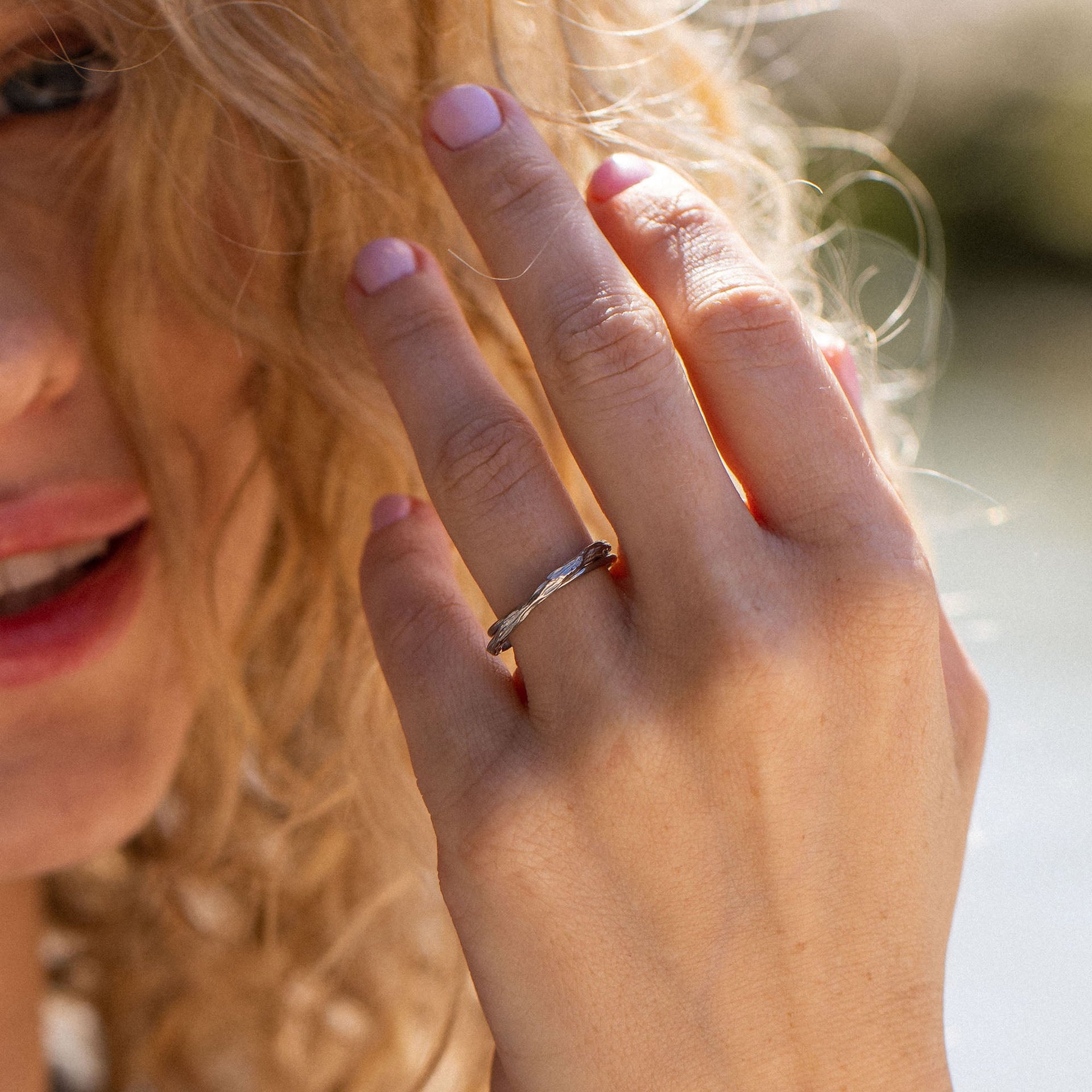 Double Match Anxiety Ring von PURELEI, verschlungene silberne Ringe in gehämmertem Design, eleganter Island-Spirit.