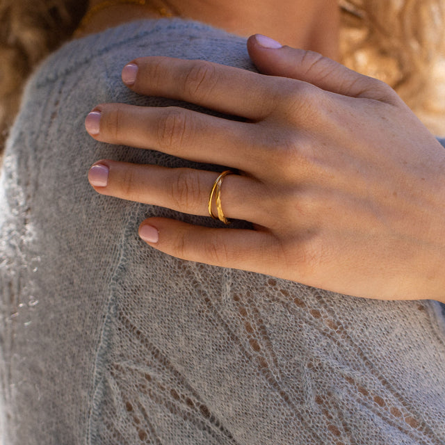 PURELEI Double Match Anxiety Ring aus 18K Gold mit gehämmertem Design, elegant am Finger getragen.