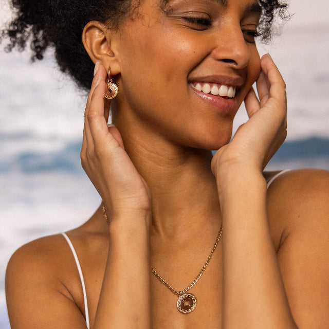 PURELEI Lolani Kette Gold mit gemustertem Coin-Anhänger, elegant getragen, femininer Island-Spirit, nickelfrei und wasserfest