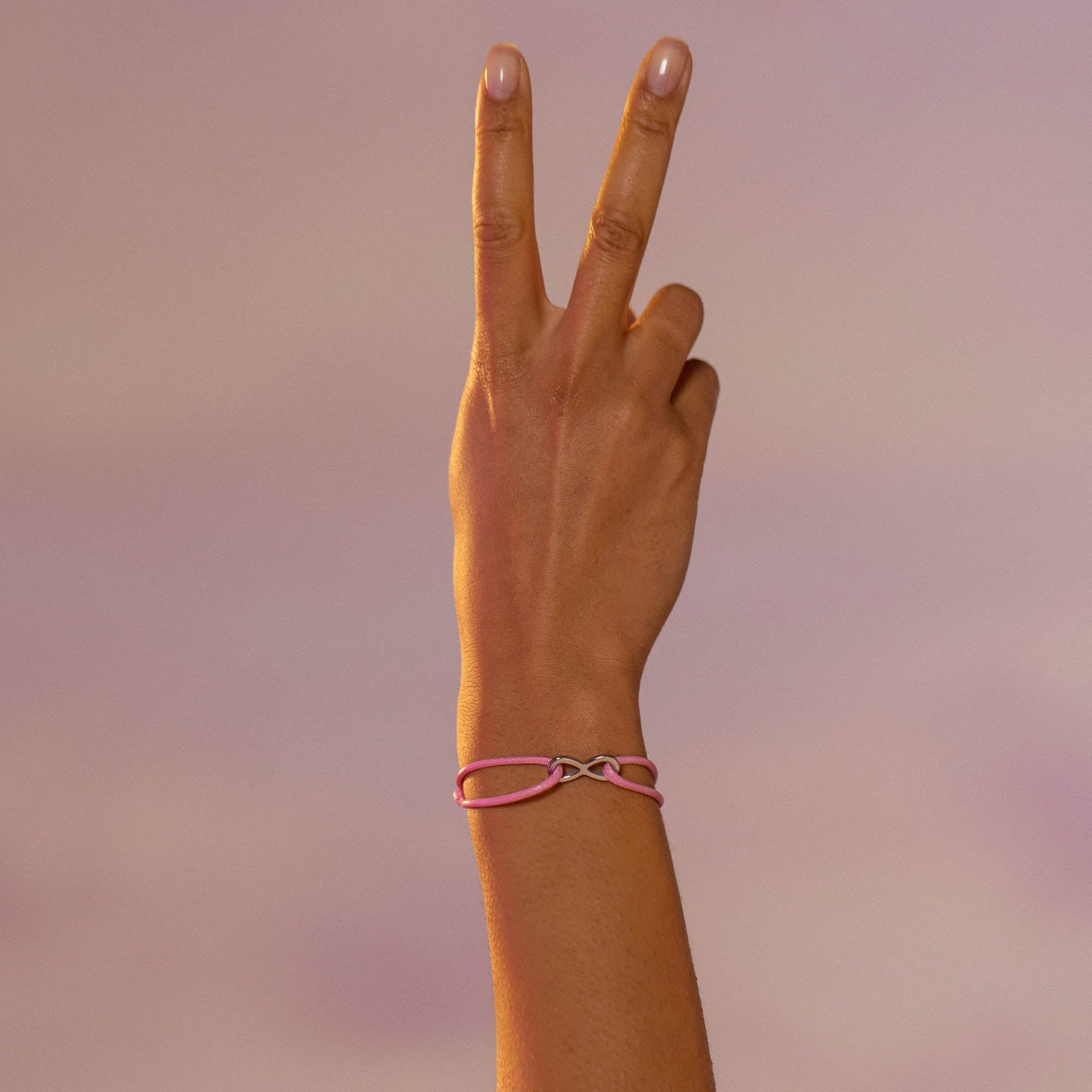 Roségoldenes Armband mit Infinity-Design, getragen in warmem Licht – PURELEI.