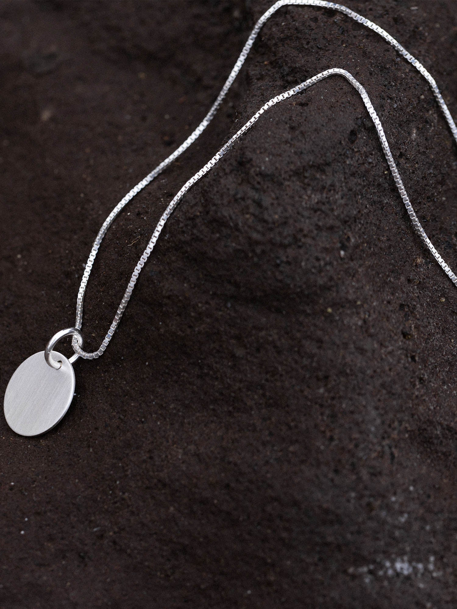 PURELEI Perfection Kette aus recyceltem Silber mit gravierbarem Charm auf dunklem Lavastein, zeitlos elegant.