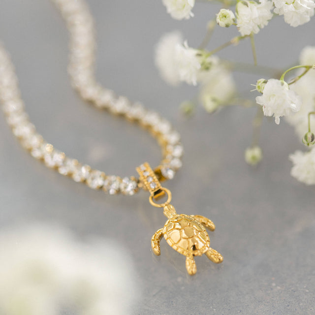 Goldene Kette mit Schildkröten-Anhänger, PURELEI, elegant und verspielt.