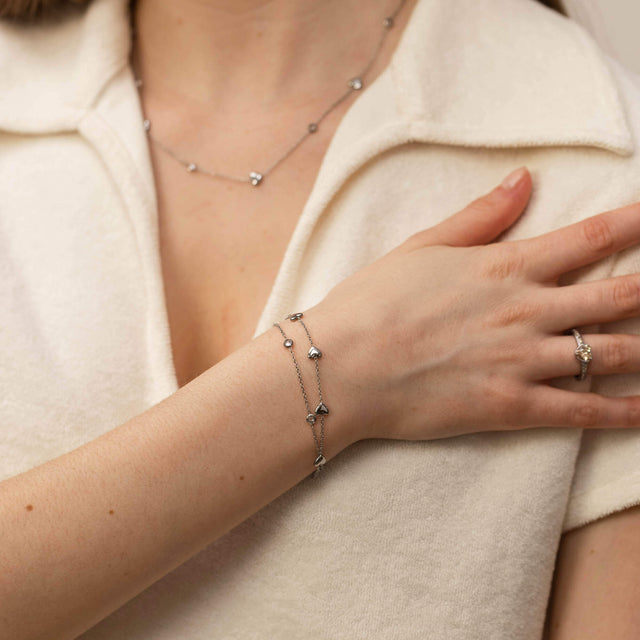 Zartes, roségoldenes Armband mit Herz-Details von PURELEI, getragen am Handgelenk.