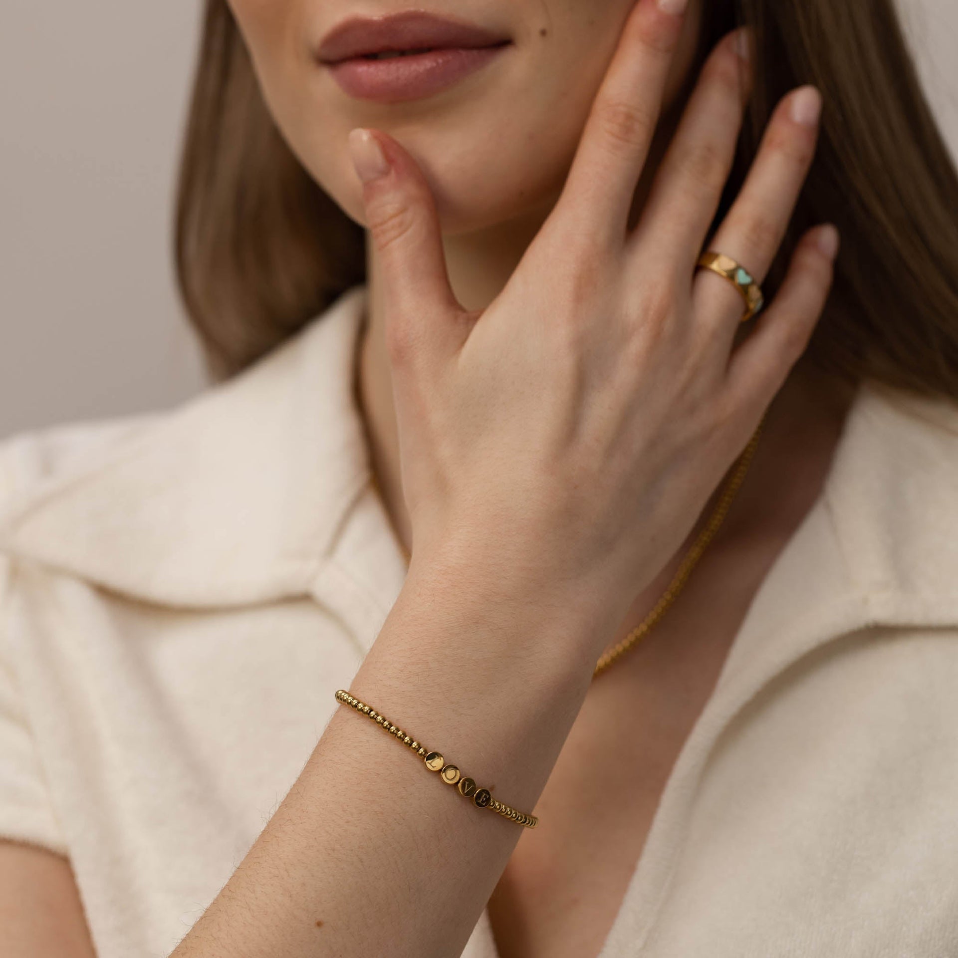 Roségoldenes Armband mit runden Details, getragen mit eleganter Ausstrahlung, von PURELEI.