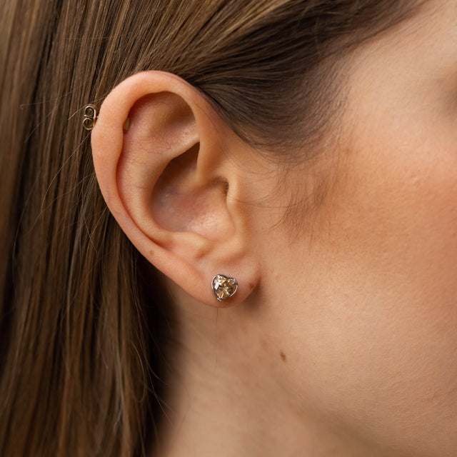 Goldene Ohrringe mit natürlichem Stein, elegant und feminin, von PURELEI.