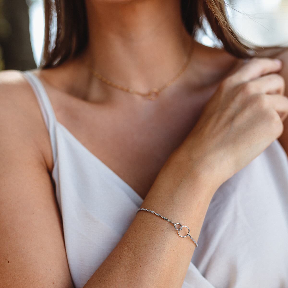 Kekahi Armband aus Silber mit ineinander greifenden Ringen, zart am Handgelenk getragen, elegant und feminin, PURELEI