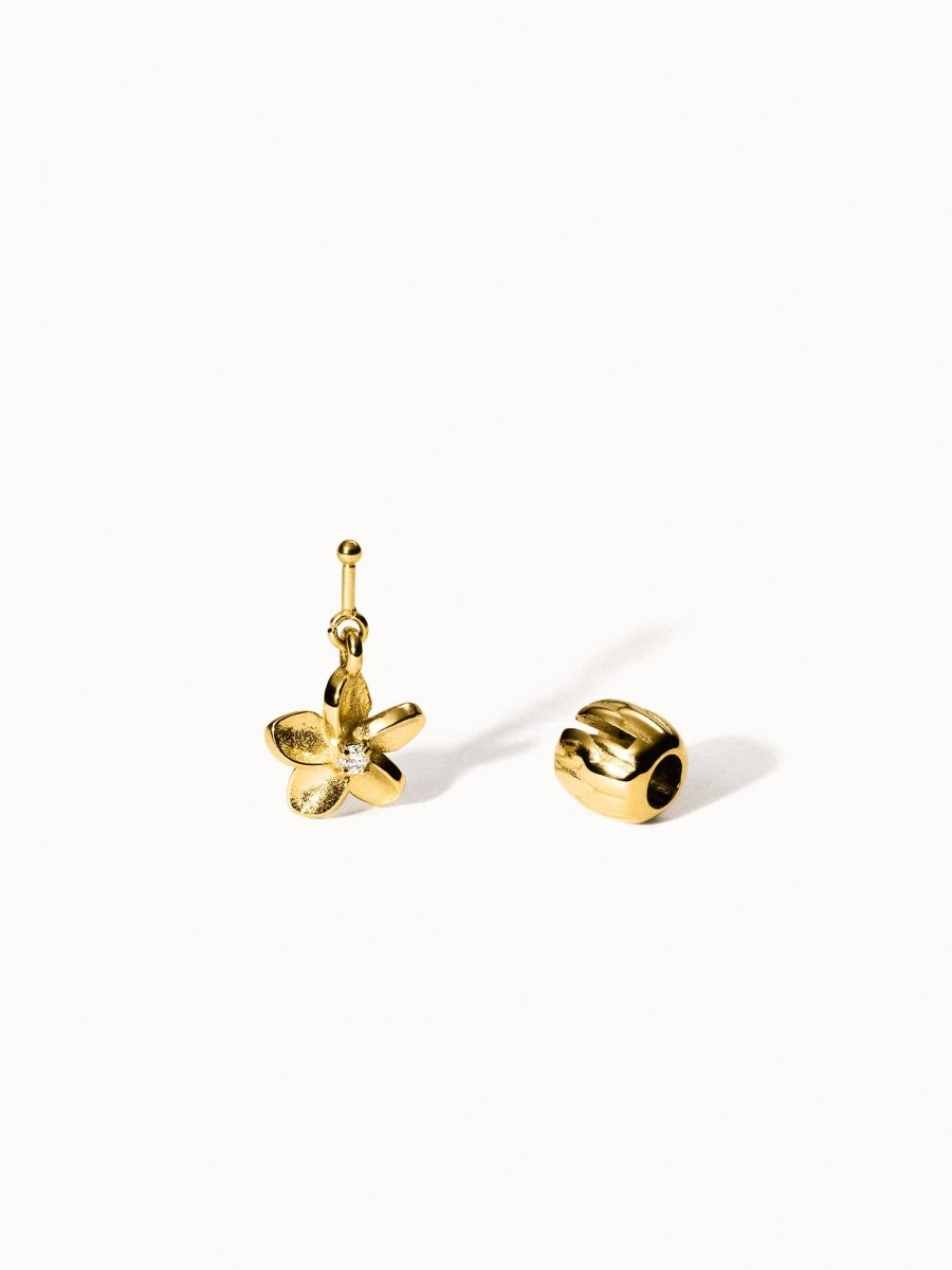 files/lei-plumeria-charm-l250801-charm-lei-plumeria-gold-5931560.jpg