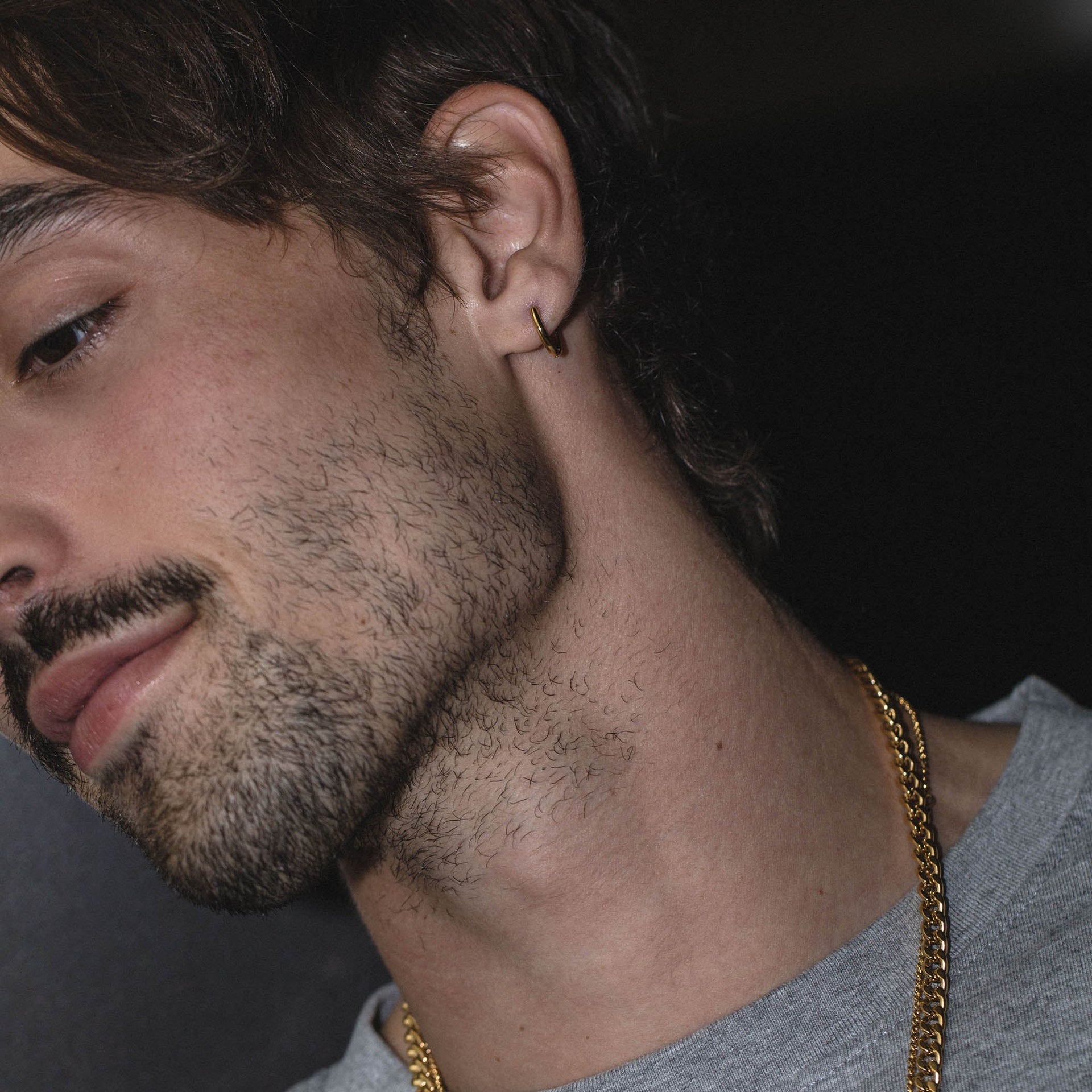 Kleine PURELEI Spirit Ohrringe aus 18K vergoldetem Edelstahl, elegant am Ohr getragen, clean & femininer Island-Spirit.