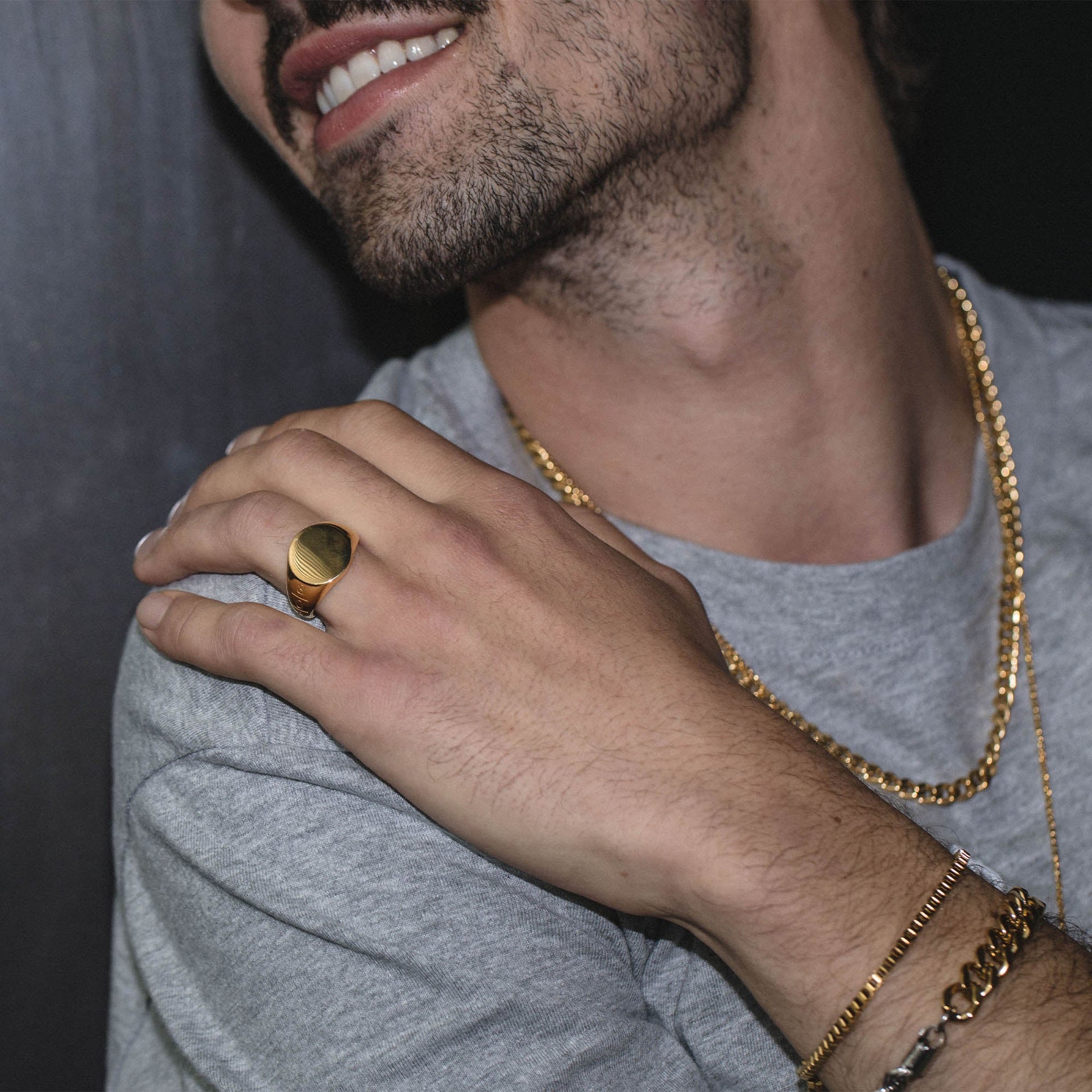 Round Ring von PURELEI, vergoldeter Edelstahl mit polierter, runder Oberfläche und dezenter 808-Gravur.