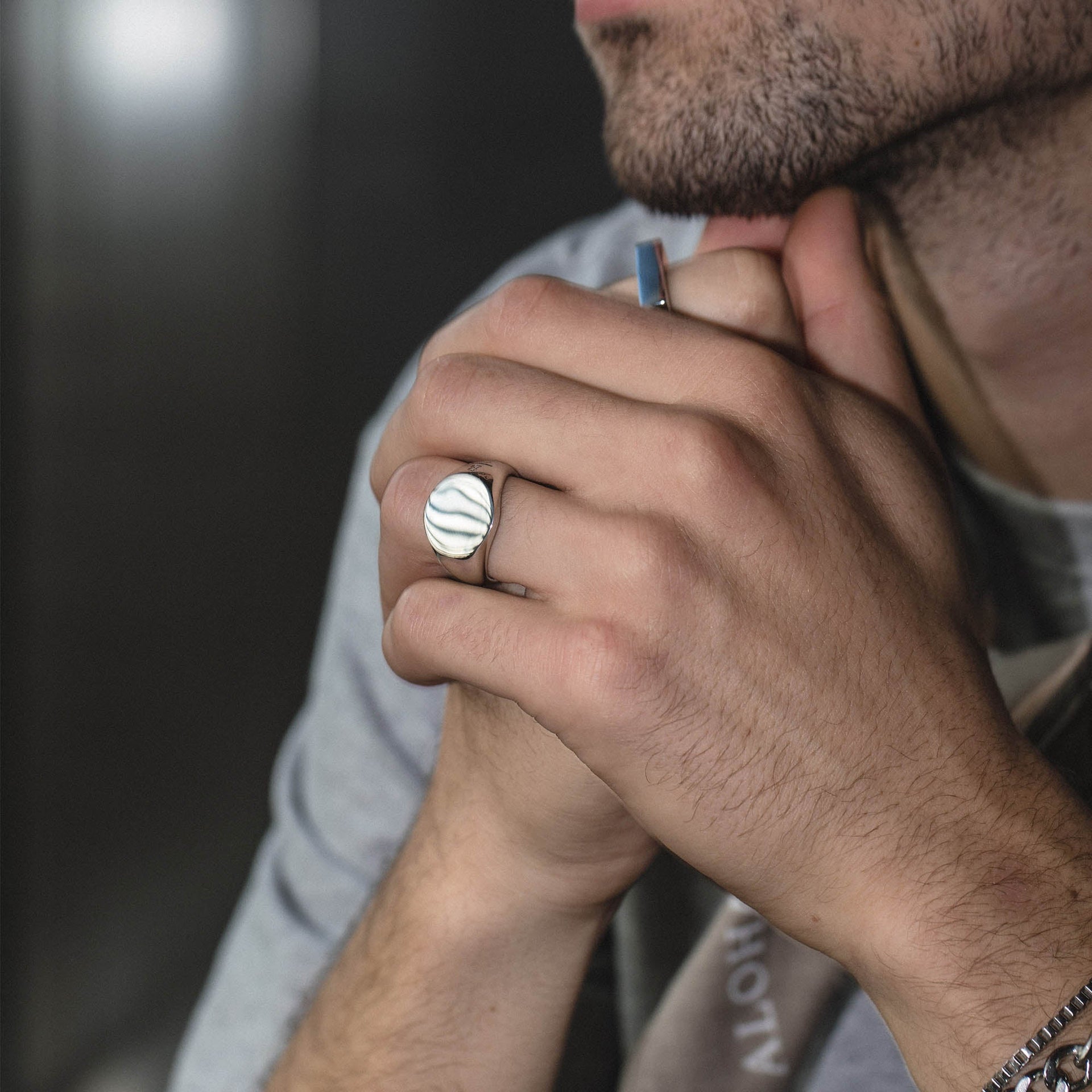 Runder PURELEI Ring aus nickelfreiem, silbernem Edelstahl mit polierter Oberfläche, männlich und zeitlos elegant getragen.