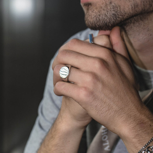 Runder PURELEI Ring aus nickelfreiem, silbernem Edelstahl mit polierter Oberfläche, männlich und zeitlos elegant getragen.