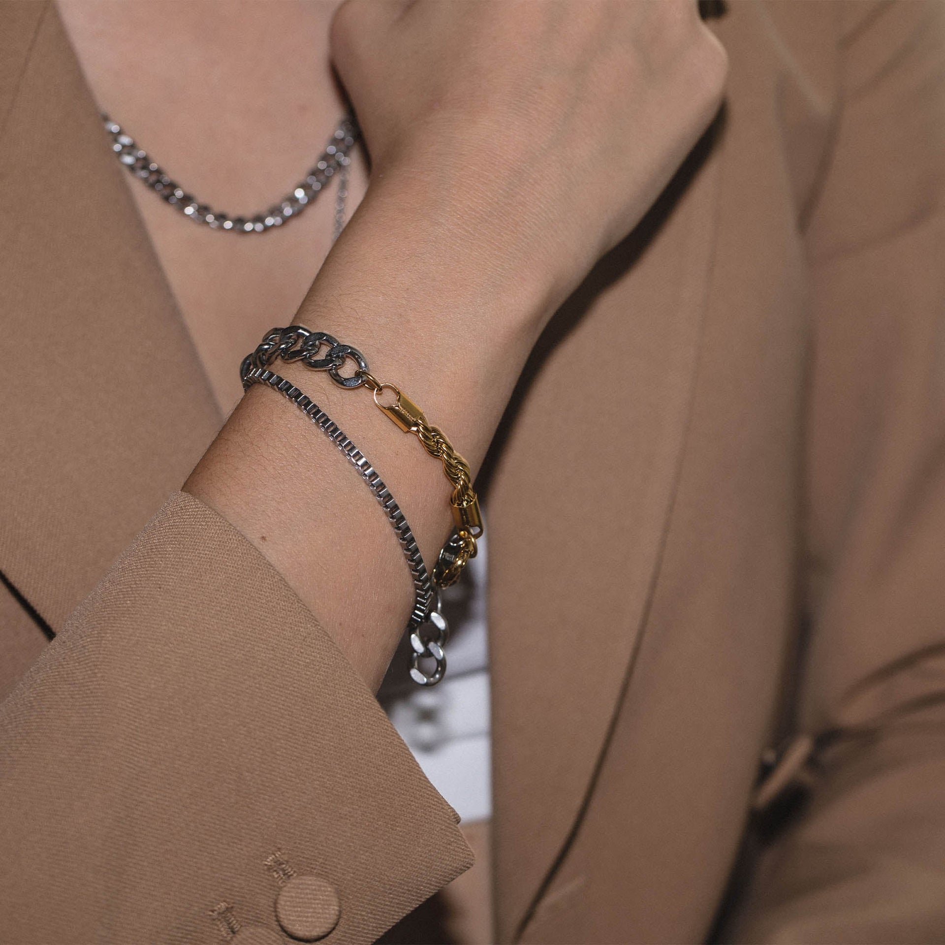 PURELEI Solidarity Armband aus gold- und silberfarbenem Edelstahl, zeitlos elegant am Handgelenk getragen