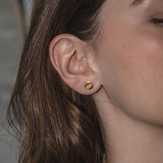 PURELEI Coin Ohrringe, 18K vergoldete runde Ohrstecker, minimalistisch und elegant am Ohr getragen.