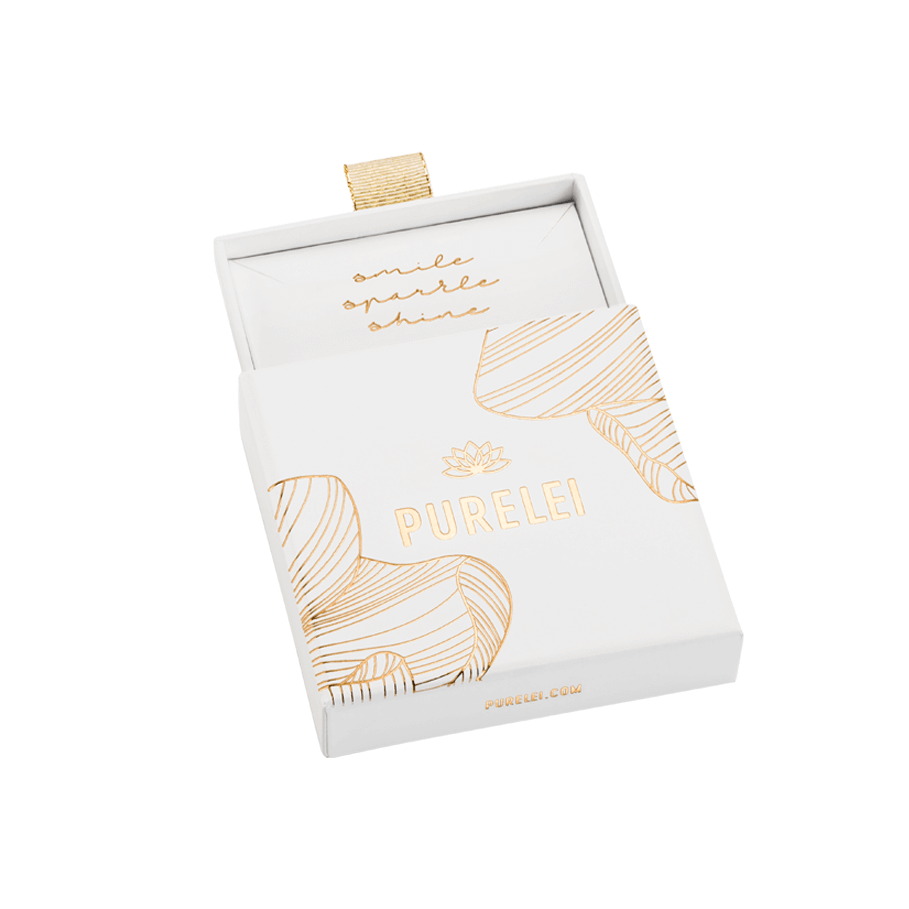 Kii Elua Ohrringe in 18K Gold mit feiner Oberflächenstruktur, minimalistisches Design, hochwertige PURELEI Verpackung.