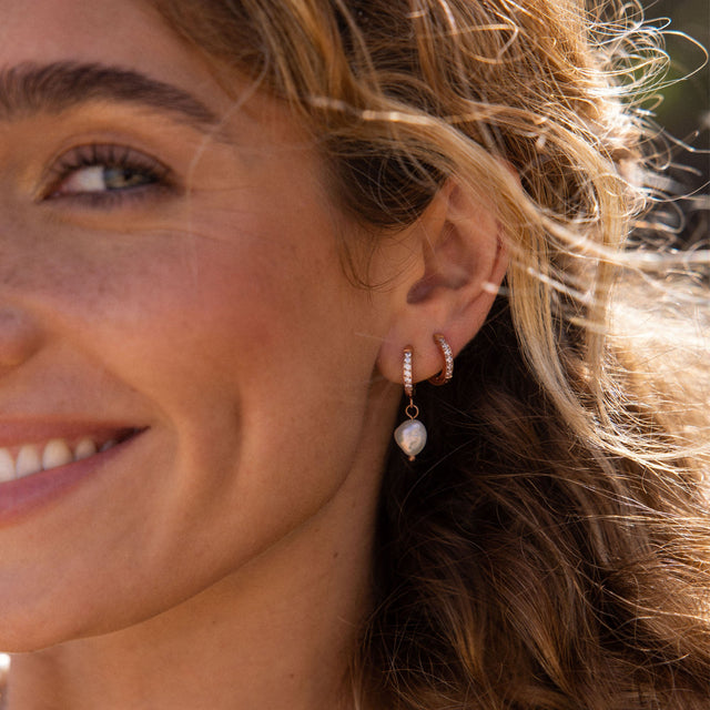 PURELEI Kaimana Ohrringe aus 18K Gold mit weißen Zirkoniasteinen, elegant und feminin, strahlt natürliche Leichtigkeit aus.