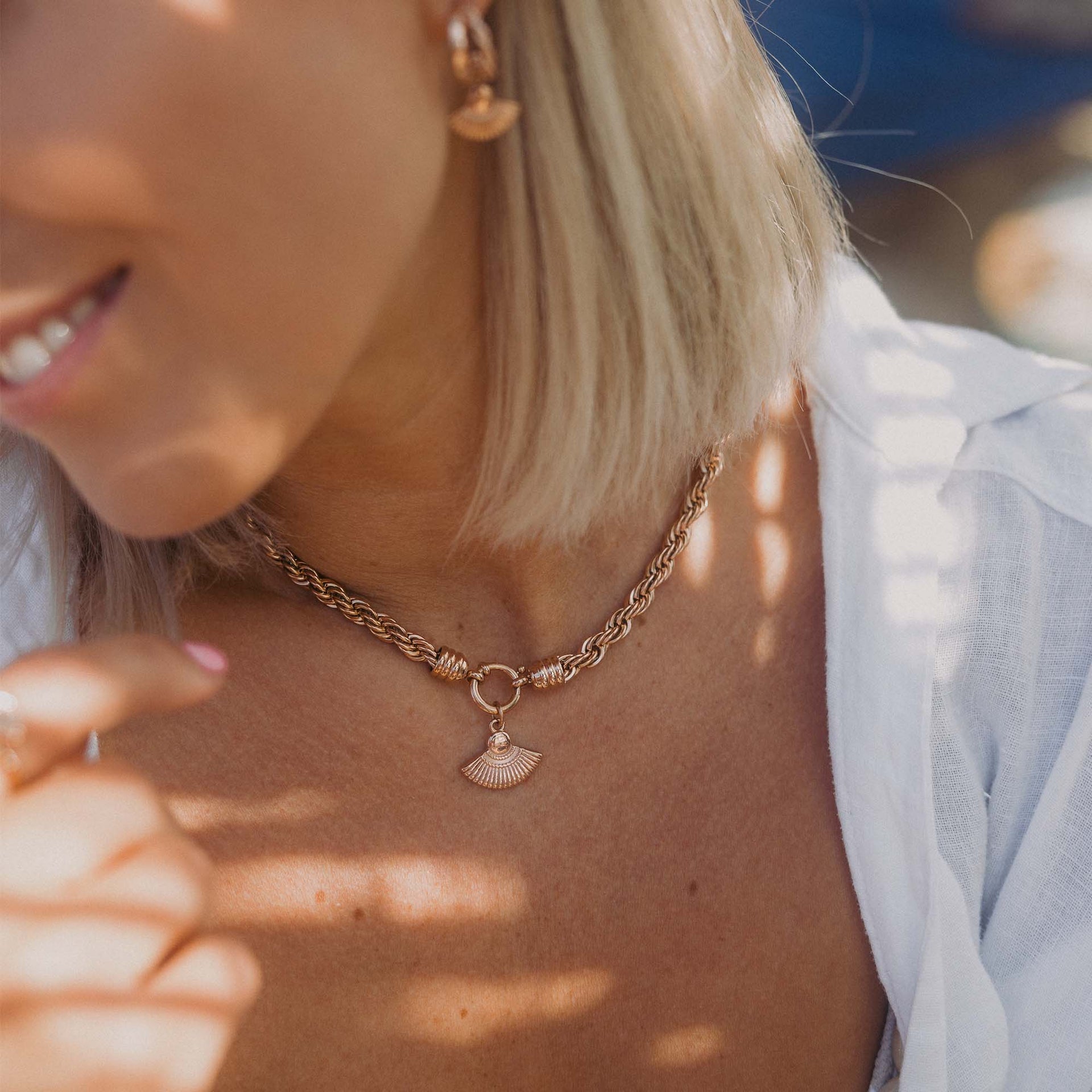 Roségoldene Kette mit fächerförmigem Anhänger, getragen in sonniger Atmosphäre – PURELEI.