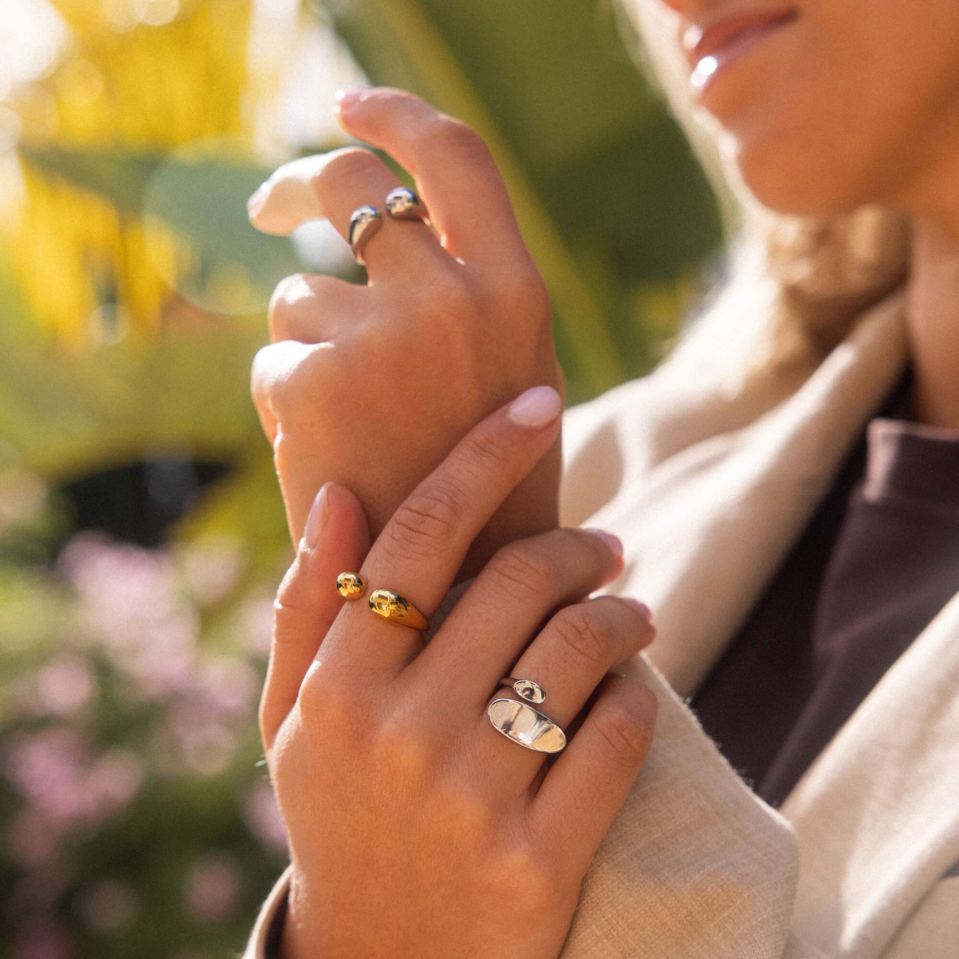 Elegante Ringe aus Gold und Silber, getragen in warmem Licht, von PURELEI.