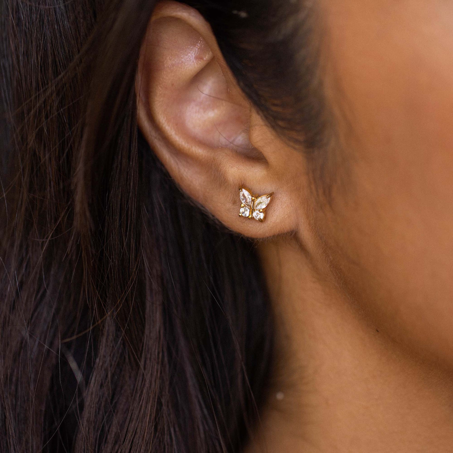 Roségoldene Schmetterling-Ohrringe von PURELEI, elegant und feminin.