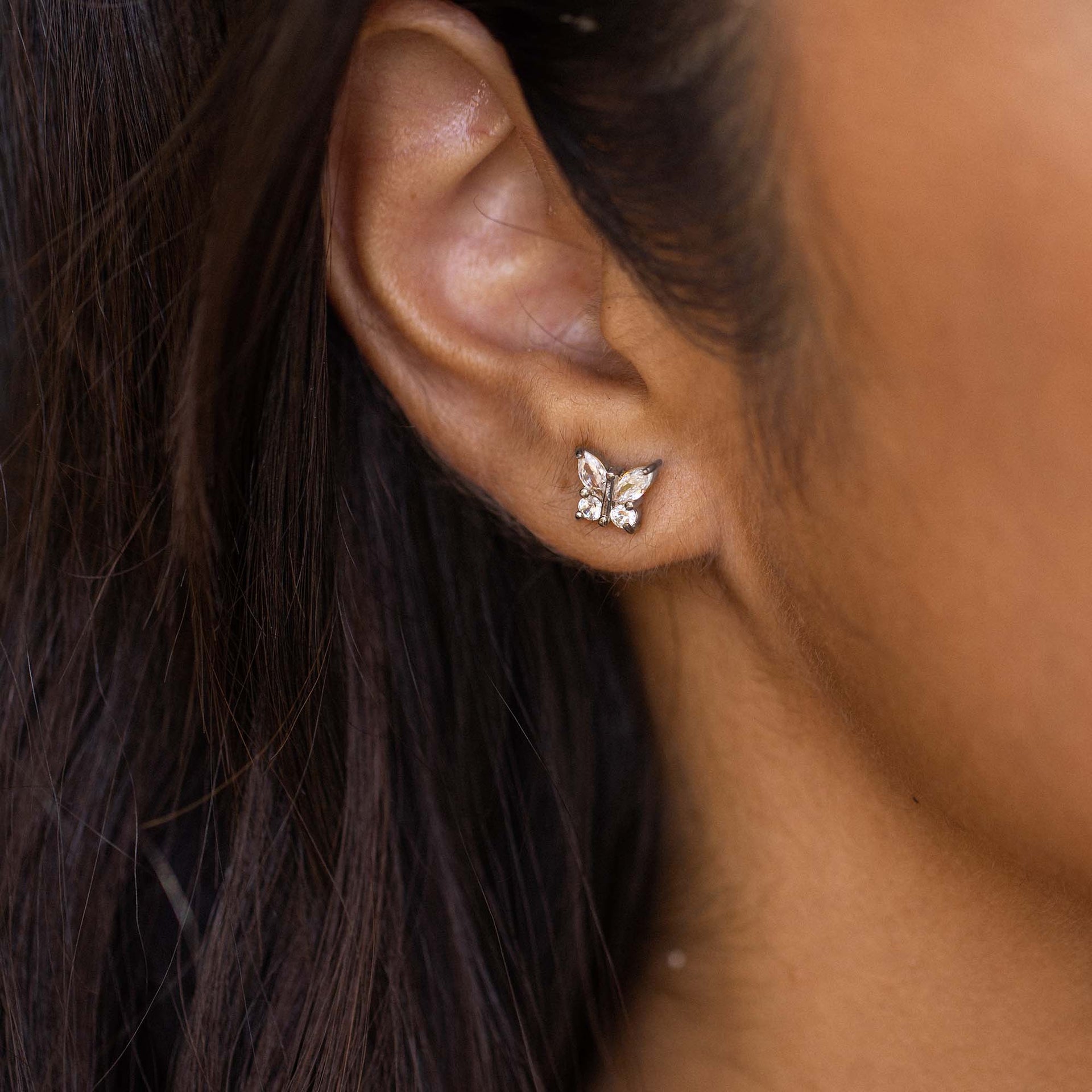 Roségoldene Schmetterling-Ohrringe von PURELEI, elegant und feminin, perfekt für jeden Anlass.