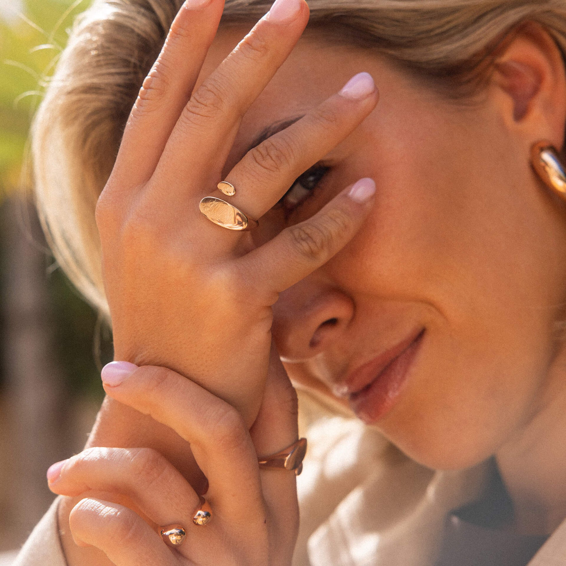 Roségoldene Ringe mit organischen Formen, getragen von einer Frau mit sanften Aloha-Vibes – PURELEI.