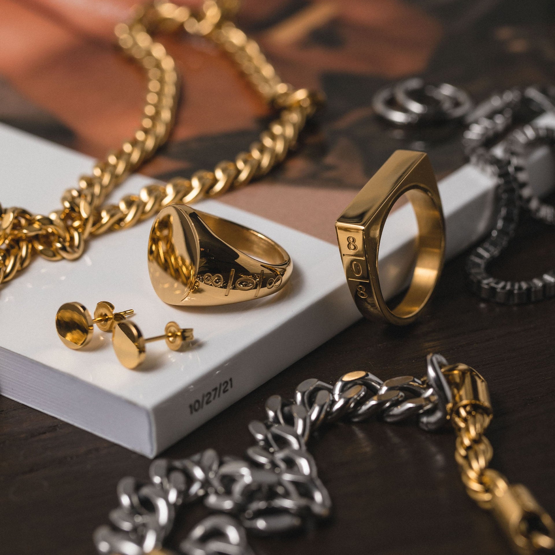 Square Ring aus 18K vergoldetem Edelstahl mit seitlichem 808-Logo, edel und markentypisch von PURELEI.