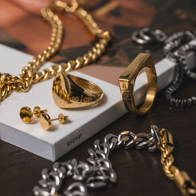 Square Ring aus 18K vergoldetem Edelstahl mit seitlichem 808-Logo, edel und markentypisch von PURELEI.