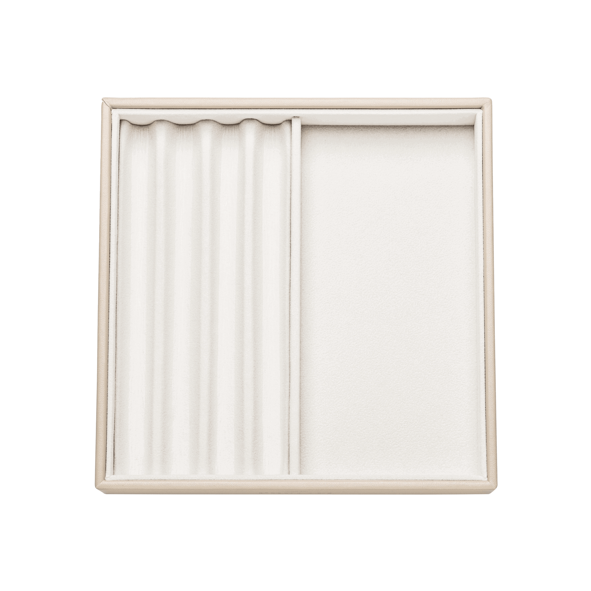 Elegante, cremefarbene Schmuckschatulle von PURELEI mit Wellenstruktur und glatter Fläche.