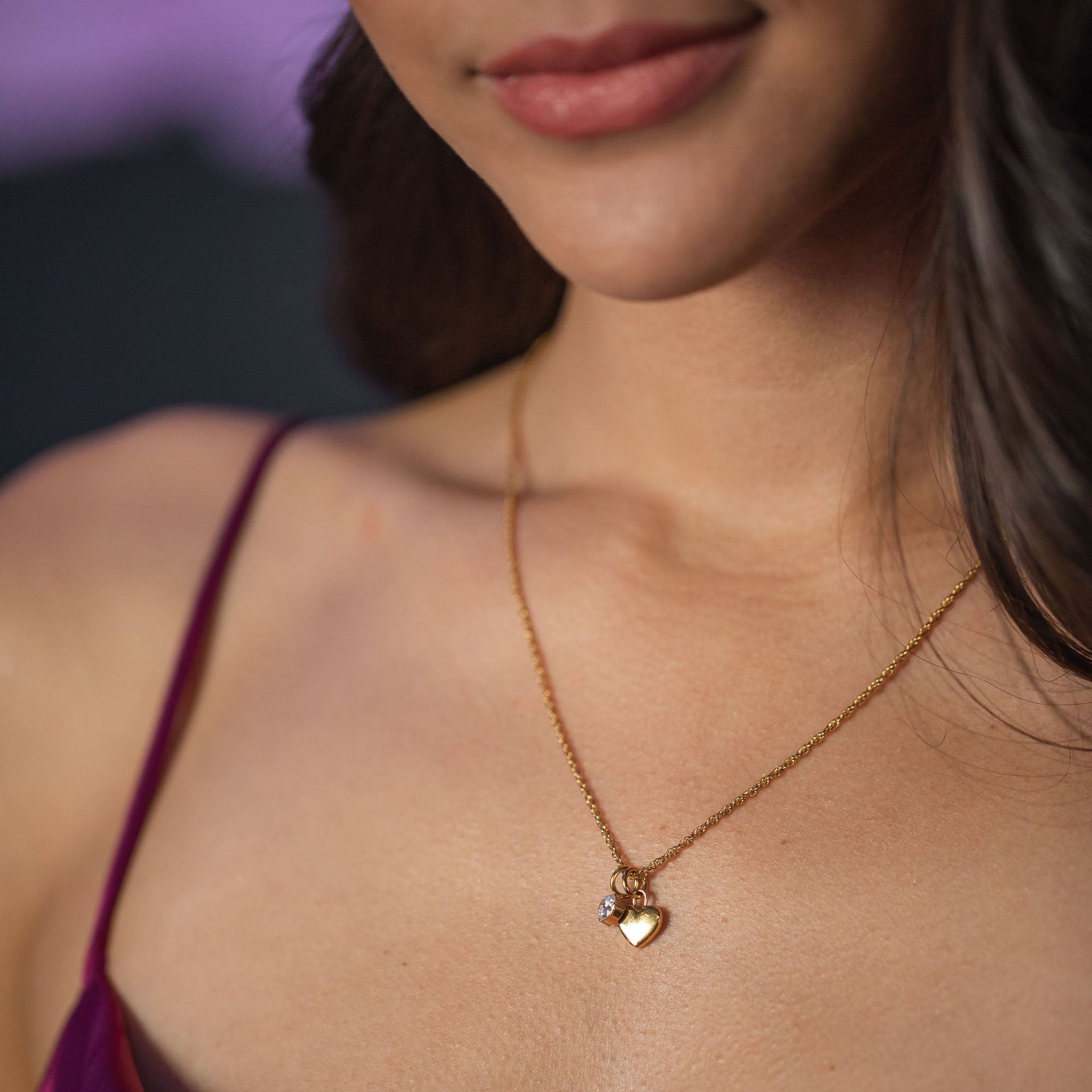 Roségoldene Kette mit Herzanhänger, getragen mit sanfter Ausstrahlung, von PURELEI.