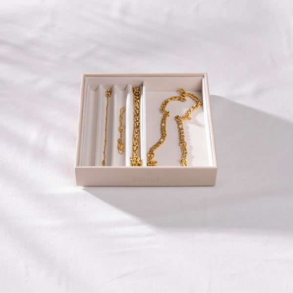 Goldene Schmuckstücke in eleganter Box von PURELEI, strahlend und feminin.