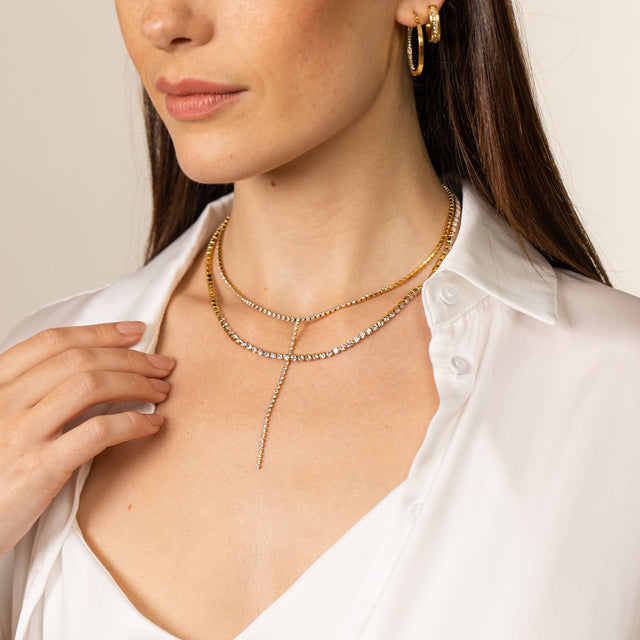 Roségoldene Kette mit funkelnden Details, getragen über einem weißen Hemd – PURELEI Eleganz.