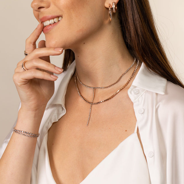 Roségoldene Ketten und Armband von PURELEI, elegant und feminin, getragen mit Bluse.