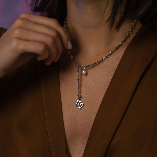 Jungfrau Zodiac Charm aus nickelfreiem Silber, elegant am Dekolleté getragen, PURELEI-typisch klar und feminin.