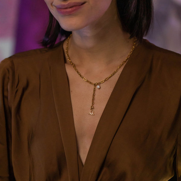 PURELEI Waage Zodiac Charm aus 18K Gold Edelstahl mit feinem Anhänger, elegant am Dekolleté getragen