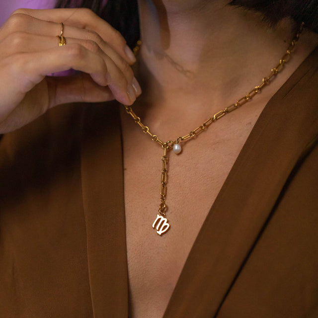 PURELEI Jungfrau Zodiac Charm aus 18K vergoldetem Edelstahl mit zartem Perlenakzent, getragen am Hals in elegantem Look